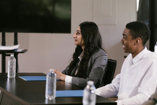 Wie kann man aus recyceltem Kunststoff modische Regenmäntel herstellen?