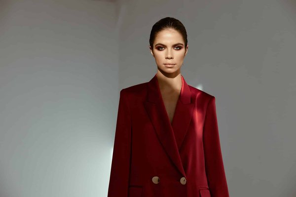 Wie kombiniert man natürliche Materialien für einen eleganten Sommerlook?